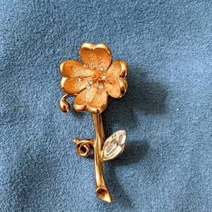Vintage gold flower brooch pin